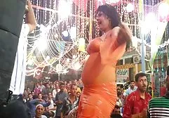 பாபா மகளிர் மருத்துவ நிபுணர் தனது கையை கழுதை இழந்த நோயாளியின் காலுறைகளில் வைத்தார்