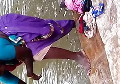 ஒரு கவர்ச்சியான பெண்ணுக்கு மறைக்கப்பட்ட கேமரா மூலம் எட்டிப் பார்ப்பது