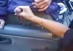 மீனா அப்பாவுக்கு ஒரு அருமையான ஹேண்ட்ஜாப் கொடுத்தார்