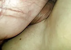 அழகான மார்பகங்களுடன் ஜப்பானிய பெண் காரில் சக்