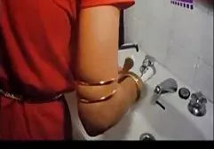 குழந்தையின் இறுக்கமான கழுதைக்குள் பெரிய கருப்பு டிக் வெடித்தது