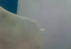 இளம் தோழிகள் குளத்தில் காதல் செய்கிறார்கள்