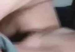 நான் லேடெக்ஸில் என் புண்டையில் கையை அசைத்தேன்