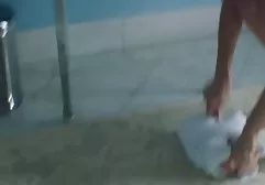 கறுப்புப் பெண் காரில் ஒரு பயிற்றுவிப்பாளருடன் பழகினார்