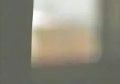 கேமரா தனி அழகான குழந்தையை எடுக்கிறது