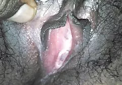 முதிர்ந்த வயதான ஆண்கள் இளம் பெண்ணைப் பிடிக்கிறார்கள்