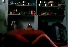 அம்மா மகள்களை அவளது டிக் செய்ய முற்பட்டாள்