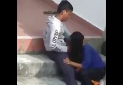 காலையில் கட்டில் கரேஸ் விரல்களில் மிகவும் இனிமையானது