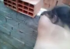 செக் பிச் அவள் தொப்பியைக் கட்டிக்கொள்கிறார்