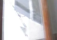 லேடெக்ஸில் உள்ள குஞ்சு பெரிய டில்டோவை சுயஇன்பம் செய்கிறது