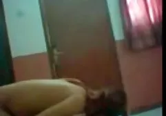 அதிநவீன பெண் தன் துணியைத் தொடுகிறாள்