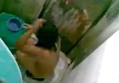 அழகான இந்தியப் பெண் தனது சிற்றின்ப தனிப்பாடலைக் காட்டினார்