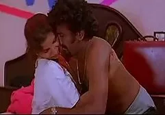 பொன்னிற முகமூடி டில்டோவுடன் புண்டையை சுயஇன்பம் செய்கிறது