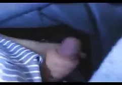 குறுகிய ஹேர்டு லெஸ்பியன் தட்டிவிட்டு கிரீம் மூலம் வாய்வழி உடலுறவுக்கு அடிமையாகும்