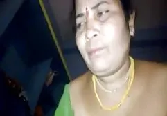 காலுறைகளில் உள்ள இனிமையான பொன்னிறம் ஒரு அதிர்வுடன் சுயஇன்பம் செய்கிறது