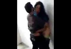 வலையில் காலுறைகளில் உள்ள கவர்ச்சியான பெண் கழுதையில் நொறுக்குகிறாள்