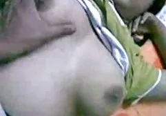 குண்டான நெகிழ்வான மார்பளவு குஞ்சு நம்பிக்கையுடன் ஆண்குறியை உறிஞ்சும்