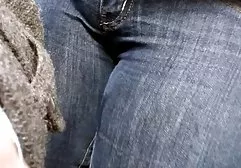 ஒரு வெள்ளை படுக்கையில் ரெட்ஹெட் பெண் சுயஇன்பம்