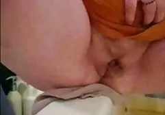 குழந்தை தனது கடினமான துணியை விரல்கள்