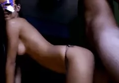 சூடான முலாட்டோ அவளது பெரிய முலைகளை அடித்தார்