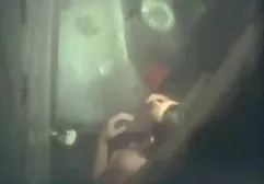 காதலர் தனது வழுக்கை மண்டிங்காவைக் காட்டுகிறார்