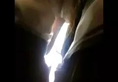 டில்டோவுடன் விளையாடும் காலுறைகளில் அழகி