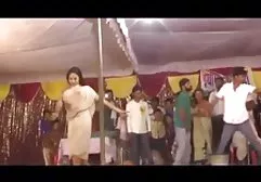 இரண்டு ஆண்கள் ஒரு காட்டு கடற்கரையில் பெண்ணைப் பிடிக்கிறார்கள்