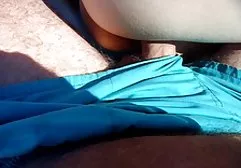 அழகான முலாட்டோ விடாமுயற்சியுடன் நாட்ராச்சிவேட் விவசாய டிக்