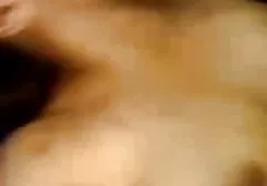 முதிர்ந்த நிம்போ பாலியல் உதடுகளைத் தொங்கவிட்டு விளையாடுகிறார்
