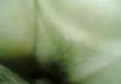 மோசமான பெண்கள் ஒரு மனிதனைக் கட்டி, ஒரு ஊசியை அவரது டிக்கில் வைத்தார்கள்