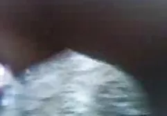 வளைந்த லாஸ் தனது நண்பருக்கு போஸ் கொடுக்கிறது
