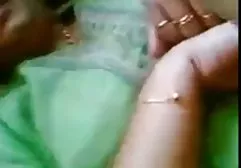 பையன் ஒரு பழைய லெஸ்பியனுடன் ஒரு இளம் காதலியைப் பிடித்தான்