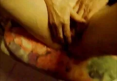 ஸ்னோ மெய்டனின் உடையில் லிட்டில் லிலியா தனது வீட்டில் இரண்டு வண்ணம் தீட்டினார்