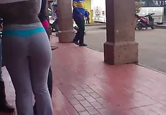 இரண்டு அழகானவர்கள் ஒரு இளைஞனுடன் பதுங்கினர்