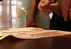 லீனா தன்யா கழிப்பறையில் மயங்கி தன் ஷெல்லை நக்கினாள்