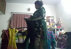 இரண்டு வாத்துகள் சிறுமியை காரில் நிறுத்தி புணர்ந்தனர்