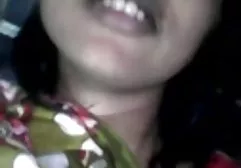 அழகி இறுக்கமாக பிணைக்கப்பட்ட பெரிய மார்பக பங்குதாரர்