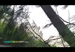 மூன்று அழகான குஞ்சுகள் தங்களை இளமையாக ஆக்குகின்றன
