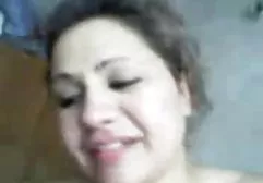 ஹார்னி அப்பா இளம் மகனை புள்ளியில் பிடிக்கிறார்
