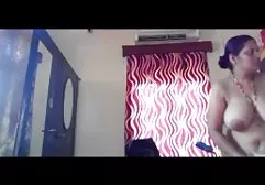 உணர்ச்சிவசப்பட்ட கருப்பு ஒரு நாய் போல பின்னால் இருந்து காதலி