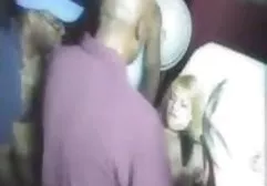நடாஷாவை இருநூறு டாலர்களில் மதிப்பிட்டு, இரண்டாக முழுமையாகப் பிடித்தார்