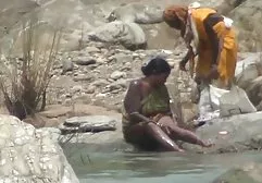 இரண்டு குஞ்சுகள் விவசாயிகளைத் துடைக்க உதவியது