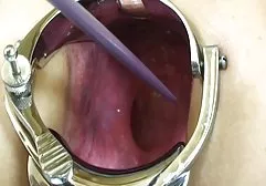 கிடைமட்ட பட்டியில் சிறிய மார்பகங்களுடன் ரஷ்ய பெண்