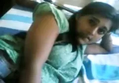 எட்டிப் பார்க்கும் சிறுவன் அழகின் மொட்டையடித்த புண்டையின் பின்னால் தன் கவனத்தை நிறுத்தினான்