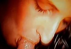 டிரான்ஸ் பெண் தனது புதிய நண்பரின் கழிப்பறையில் சிக்கினார்