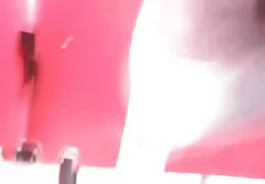 மெல்லிய ஜெர்மன் கனா ஸ்டீப்பிள் படுக்கைக்கு அருகில் நிற்கிறார்