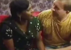 பழைய தியேட்டரின் இடிபாடுகளில் ரஷ்ய அழகைப் பிடித்தது
