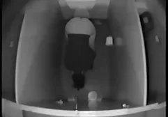 நிறைவான குதிரைவாலி மீது மெல்லிய சூடான ஜெர்மன் சவாரிகள்