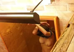 கட்டுப்பட்ட பையன் லெஸ்பியர்களை காதலிப்பதைப் பார்க்கிறான்