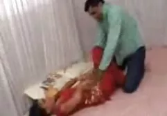 ஸ்டாக்கிங்கில் அழகு புண்டையில் டில்டோவை இயக்குகிறது